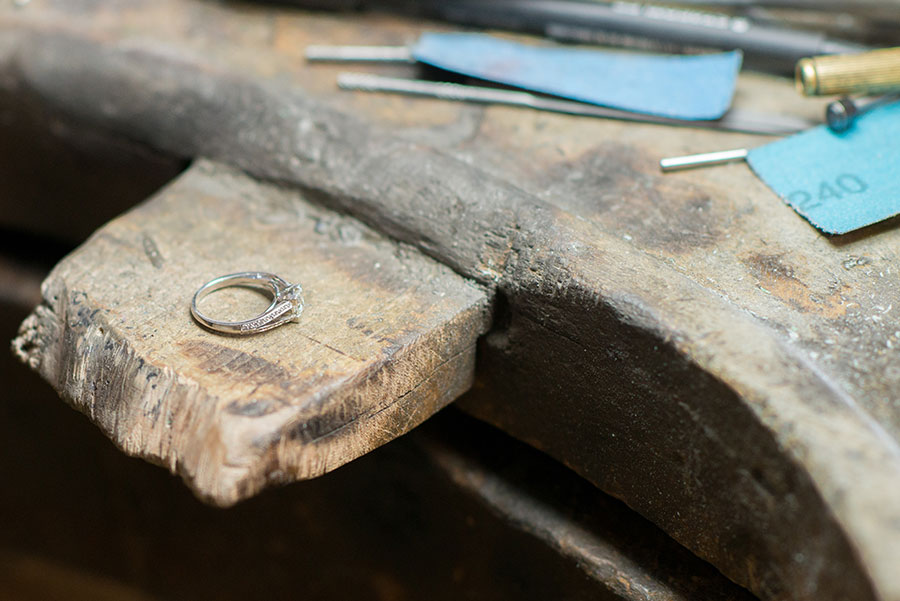 Quel doigt pour la bague de fiançailles ? - Le Journal Du Marié