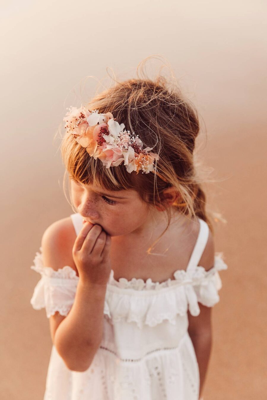 Coiffure Classique Simple Et élégante Avec Accessoire De Cheveux élégant  Vue Arrière Petite Fille Vue De Coiffure Arrière Accessoire De Fleur En  Macramé Temps De Pâques